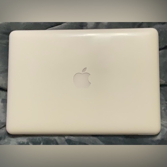 MacBook 13.3” Mid 2010 White 250 HHD 2GB MEMORY 1067 DDR3 CORE 2 DUO PROCESSOR💻